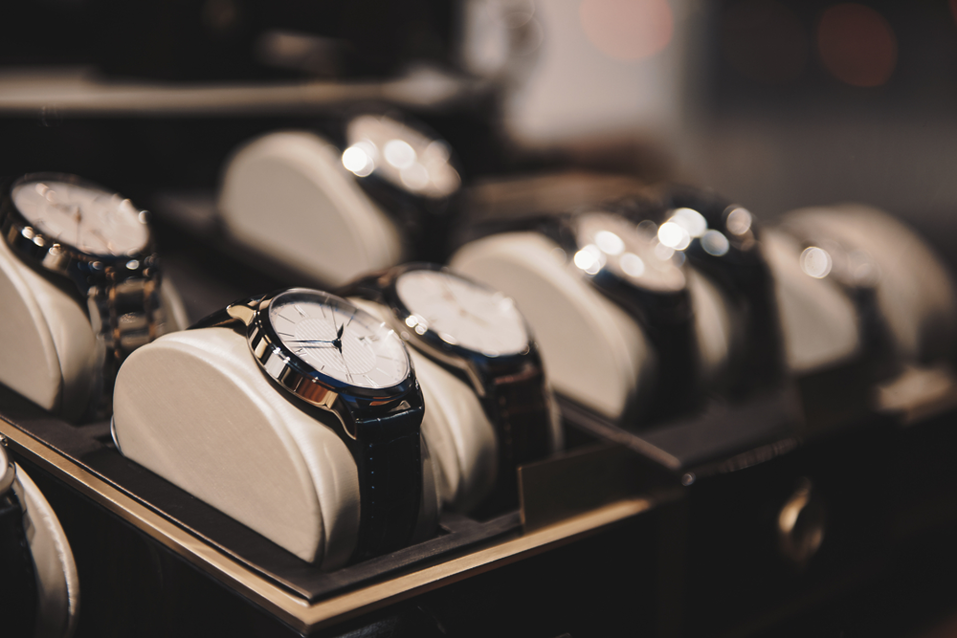 Тревожен сигнал в търговията с лукс, износът на швейцарски часовници падна след повече от две години  растеж