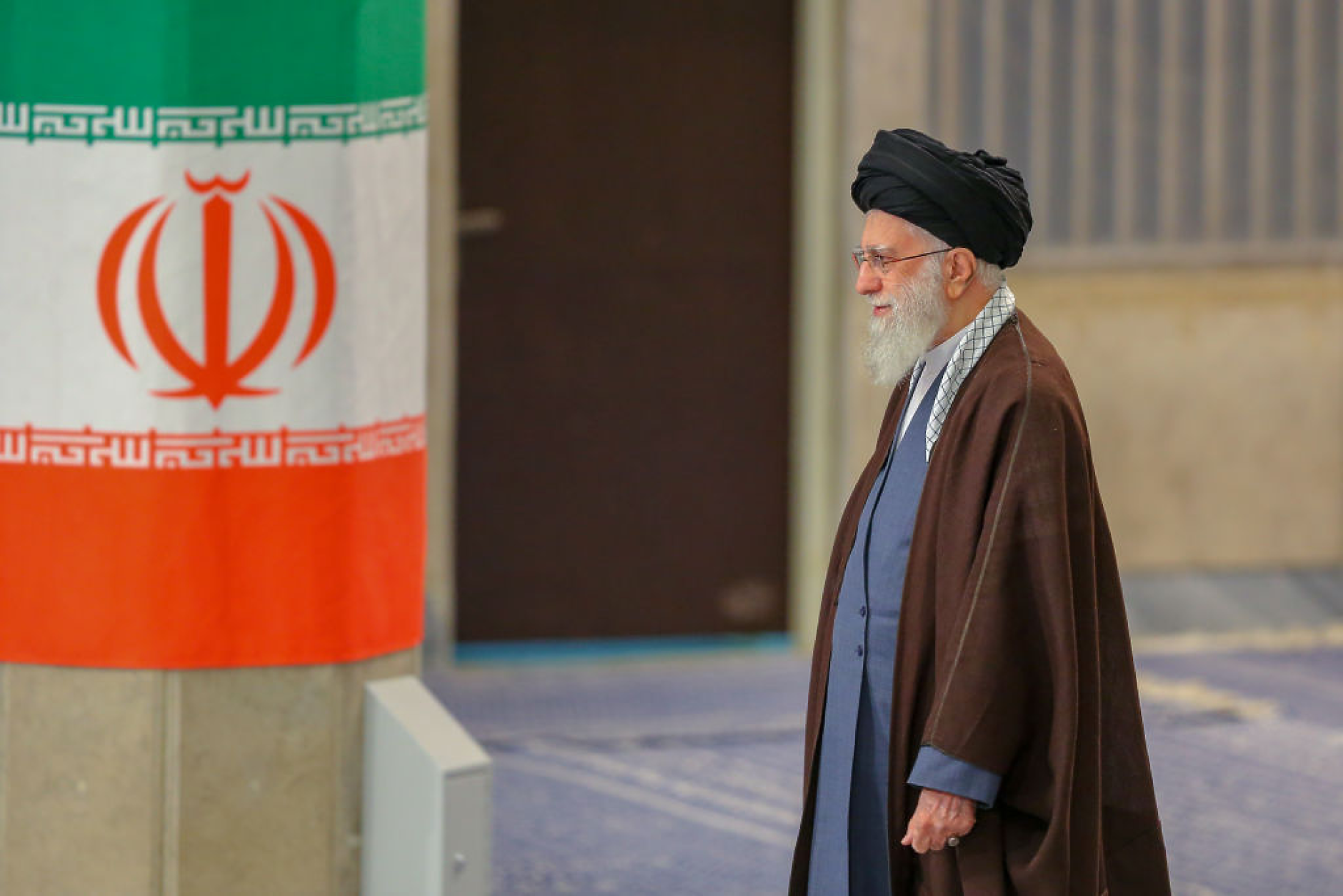 Аятолах Хаменей заплаши Израел след удар по иранското консулство в Дамаск