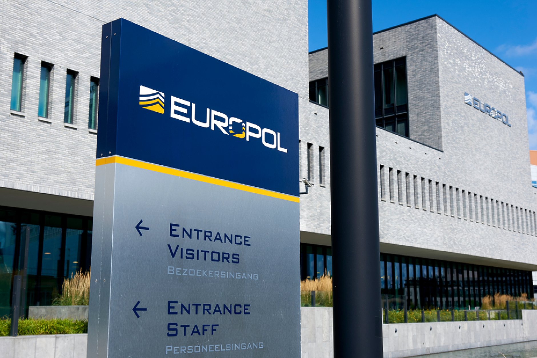 Европол: Престъпните групи перат пари най-често чрез недвижими имоти