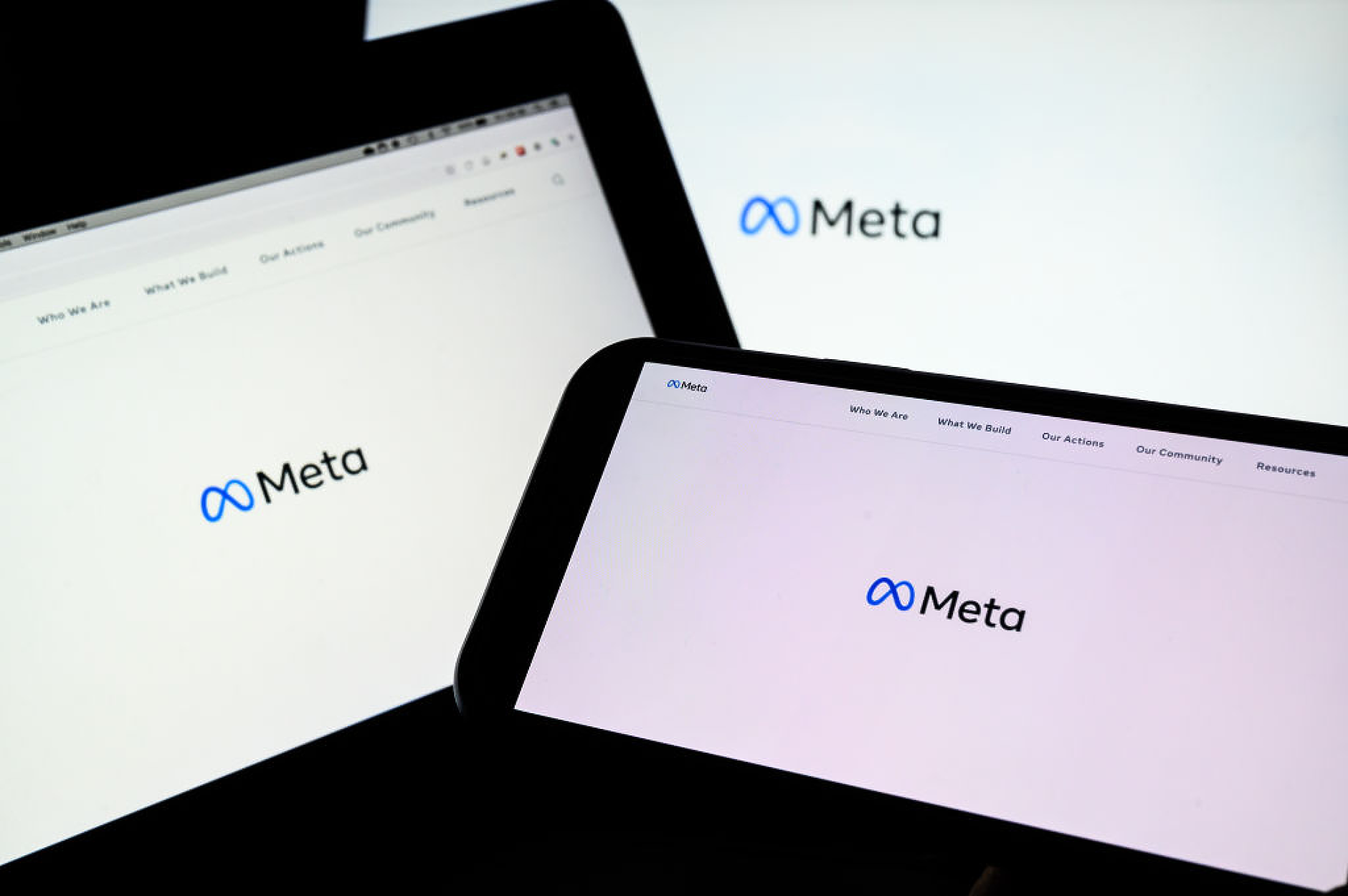 Meta променя политиките си за дигитално съдържание, ще слага етикети на създаденото от ИИ