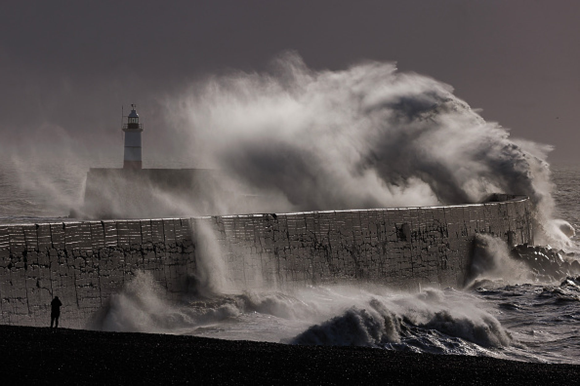 Великобритания в повишена готовност за силни ветрове, дъжд и сняг заради бурята „Катлийн“
