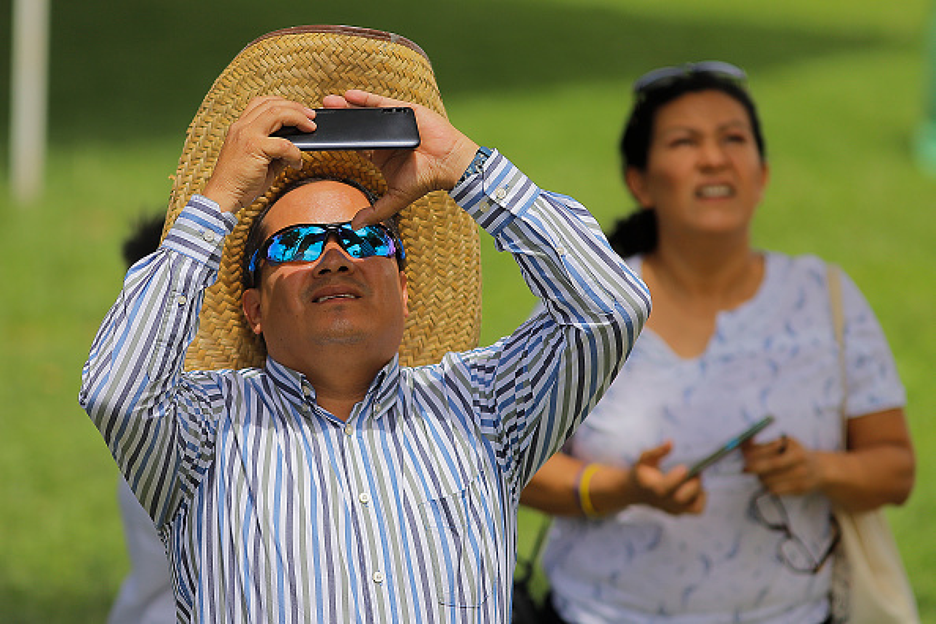 Жители на Мексико наблюдават слънчевото затъмнение в понеделник. Снимка: Getty Images