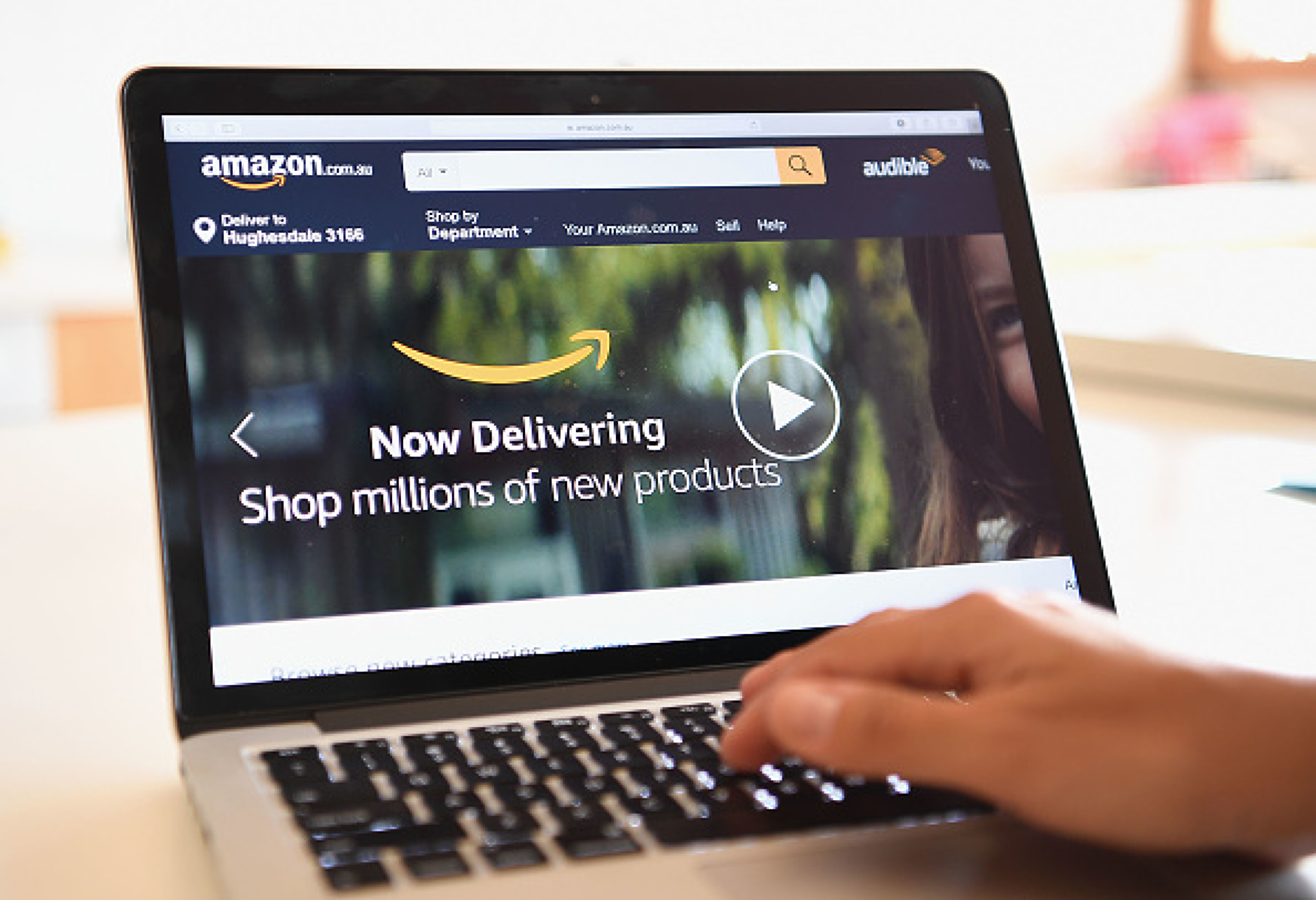 Amazon съкращава стотици работни места в подразделението за облачни услуги