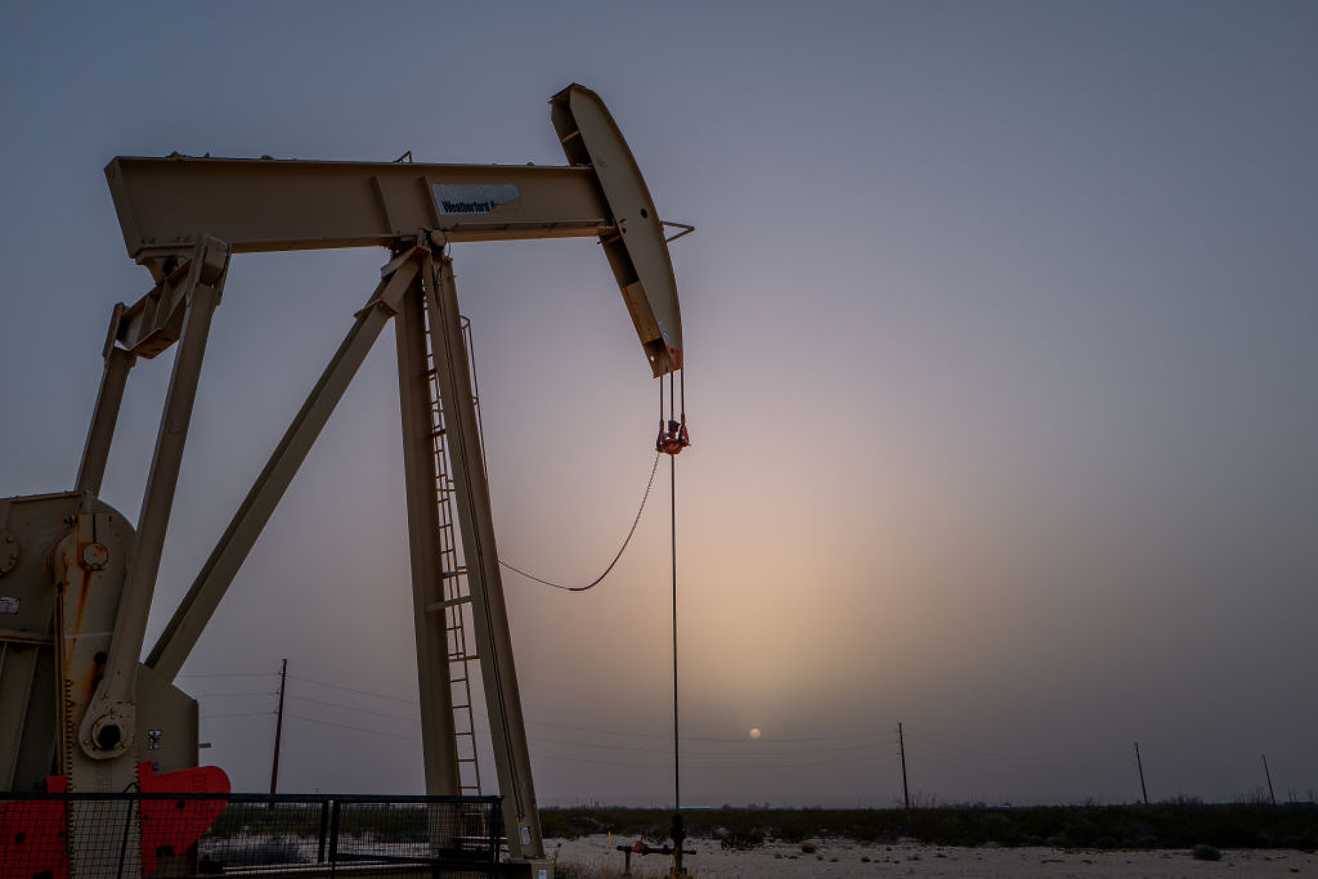 Петролът поскъпва, тъй като инвеститорите очакват затягане на предлагането 