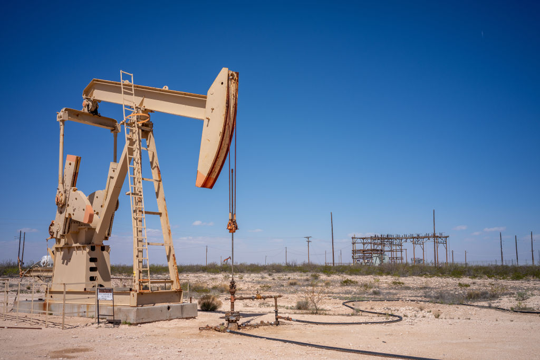 Петролът поскъпва поради опасенията за по-слабо предлагане и признаците за икономически растеж в САЩ