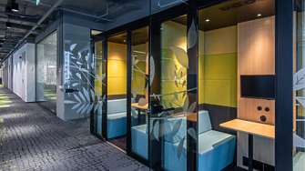 В динамичния пейзаж на съвременния офис дизайн традиционното работно място