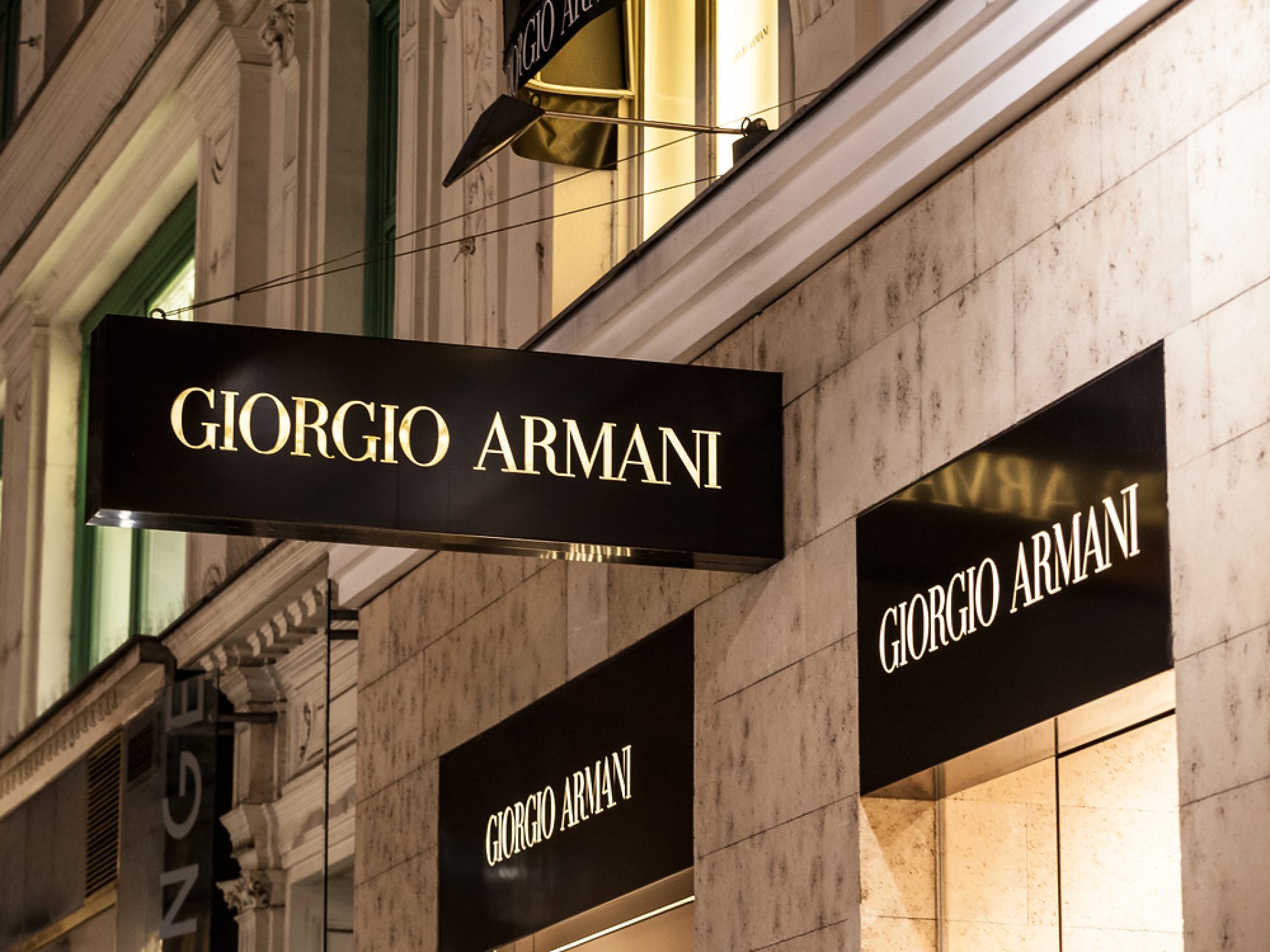 Съд нареди проверка на модна къща Armani по подозрение за трудова експлоатация 