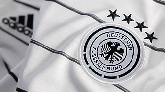 Adidas забрани на футболните фенове да купуват германски футболни екипи