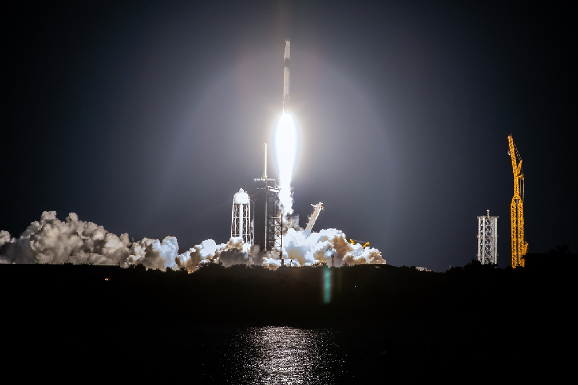 SpaceX изведе в орбита нова група интернет спътници Starlink