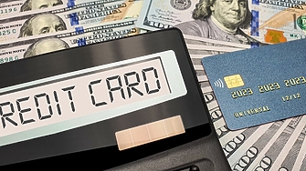 Делът на кредитните карти в САЩ чиито собственици са закъснели