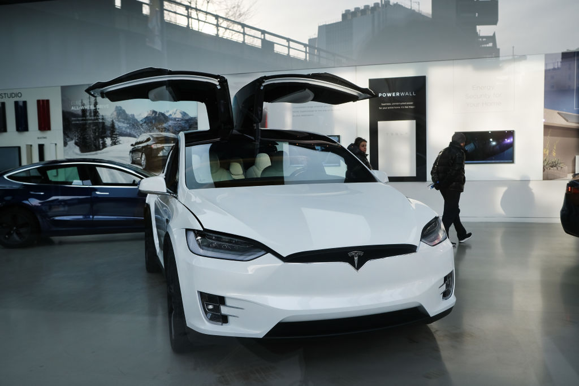 Продажбите на Tesla тревожат Уолстрийт