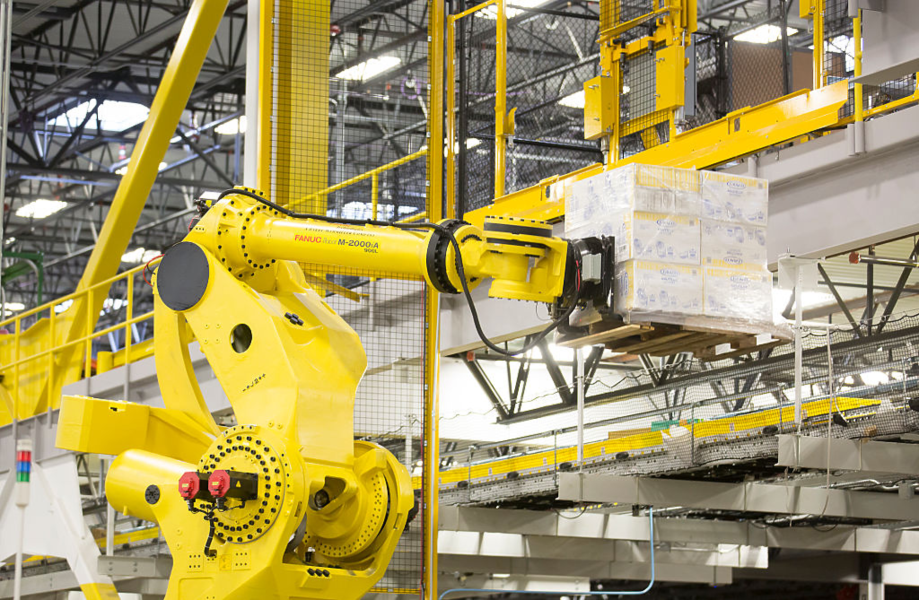 Топ мениджър на Amazon: Мит е, че роботите крадат работни места