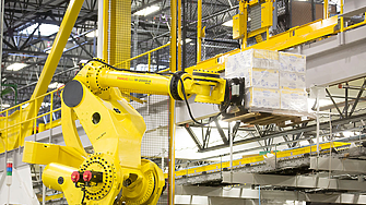 Топ мениджър на Amazon: Мит е, че роботите крадат работни места
