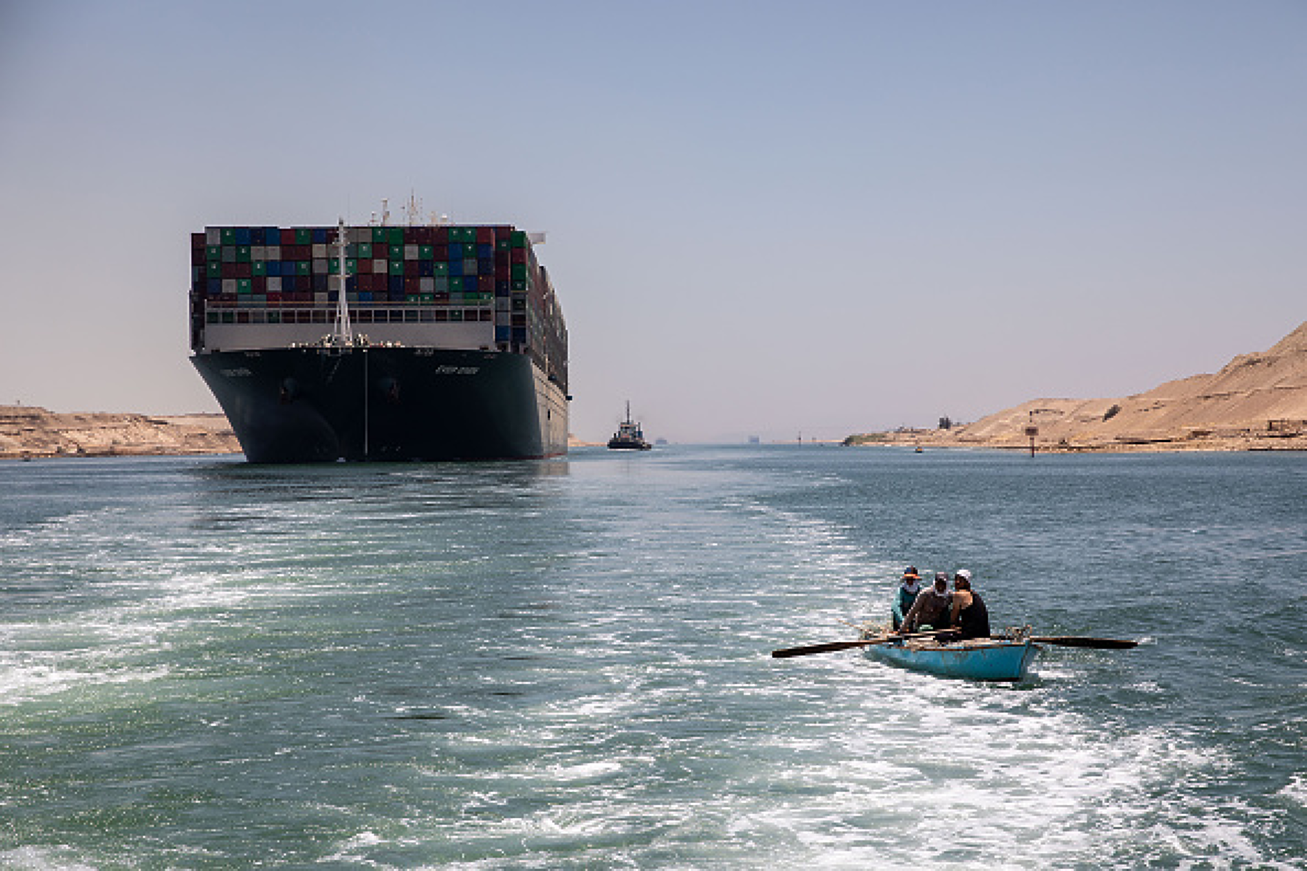 The Times: Трафикът през Суецкия канал до април се е сринал с две трети след кризата в Червено море