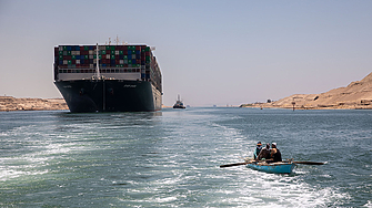 Товарният трафик през Суецкия канал е намалял с две трети
