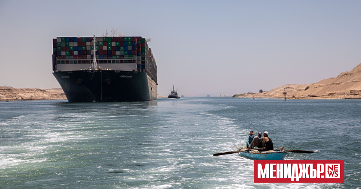 Товарният трафик през Суецкия канал е намалял с две трети