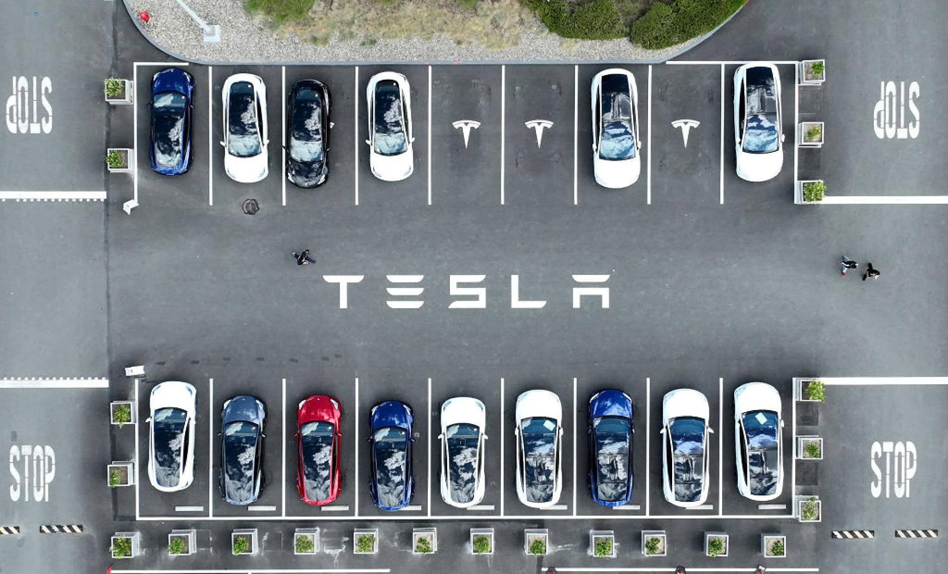 Tesla намалява цената на софтуера за пълно автономно шофиране с една трета
