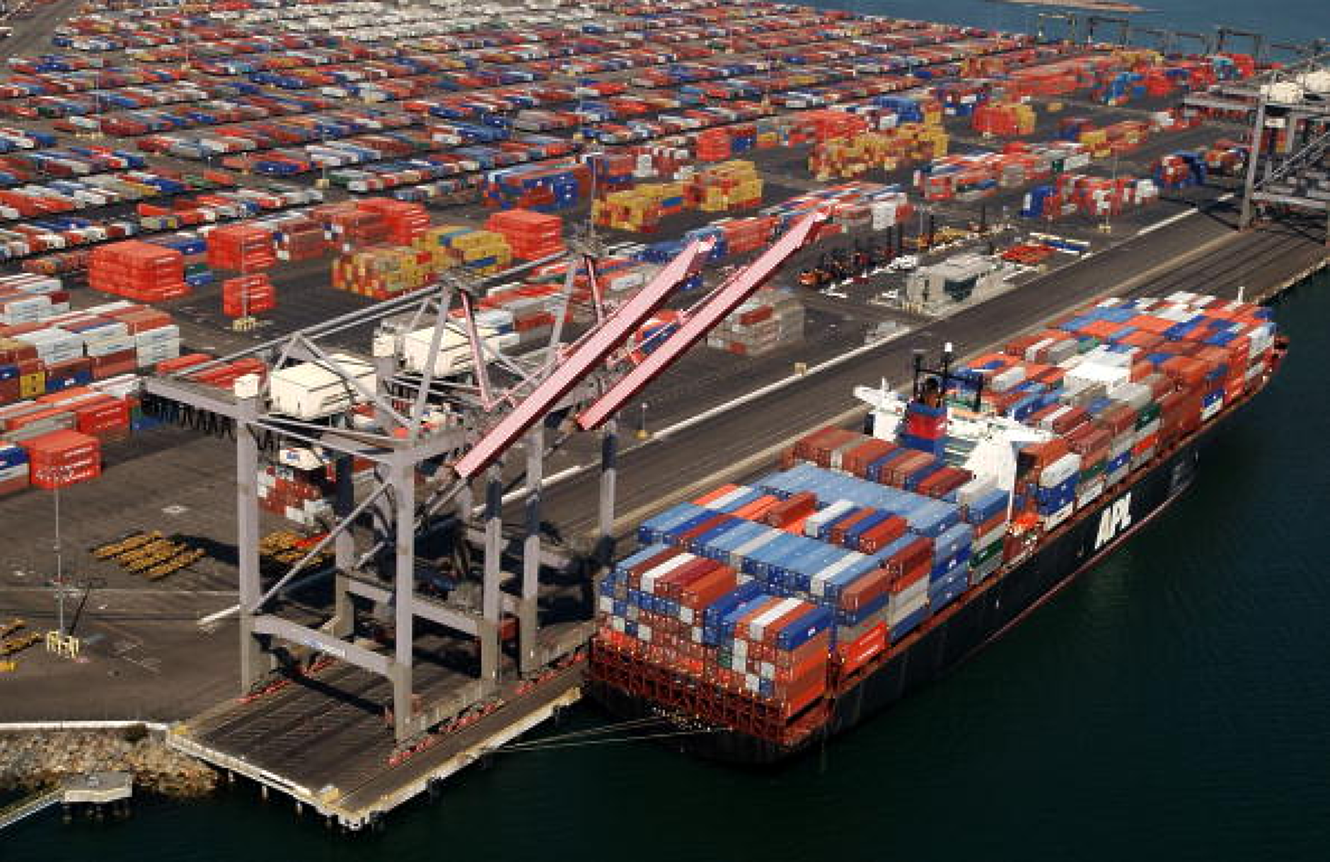 Контейнери задръстват пристанищата в Средиземо море заради блокирания трафик 