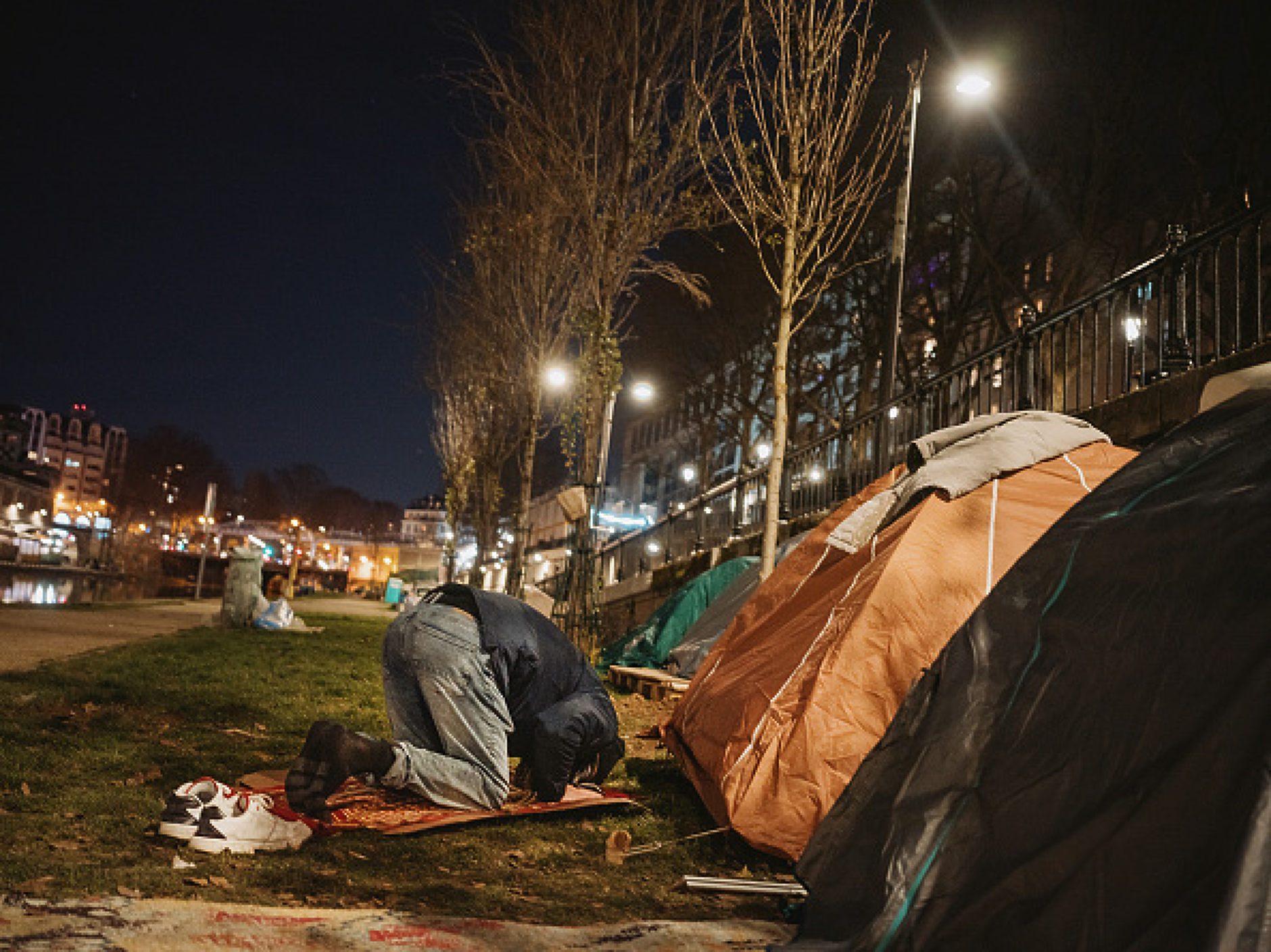 Париж премести най-голямото мигрантско селище преди Олимпийските игри