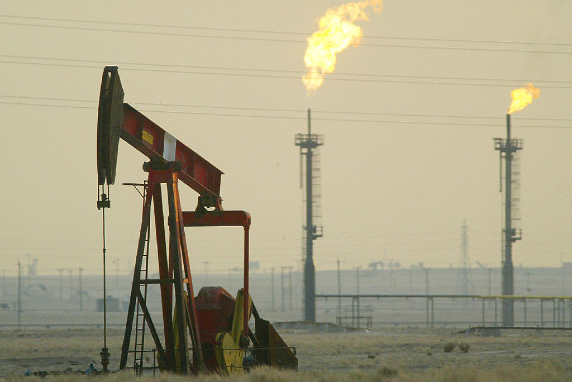 Петролът се стабилизира, като фокусът остава фърху геополитическия риск в Близкия изток