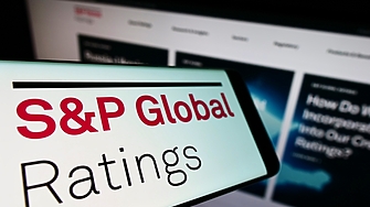 Международната рейтингова агенция S P Global Ratings понижи дългосрочните рейтинги