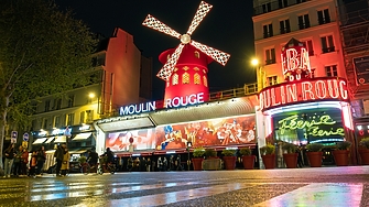 В Париж прочутата червена мелница емблема на легендарното кабаре Мулен