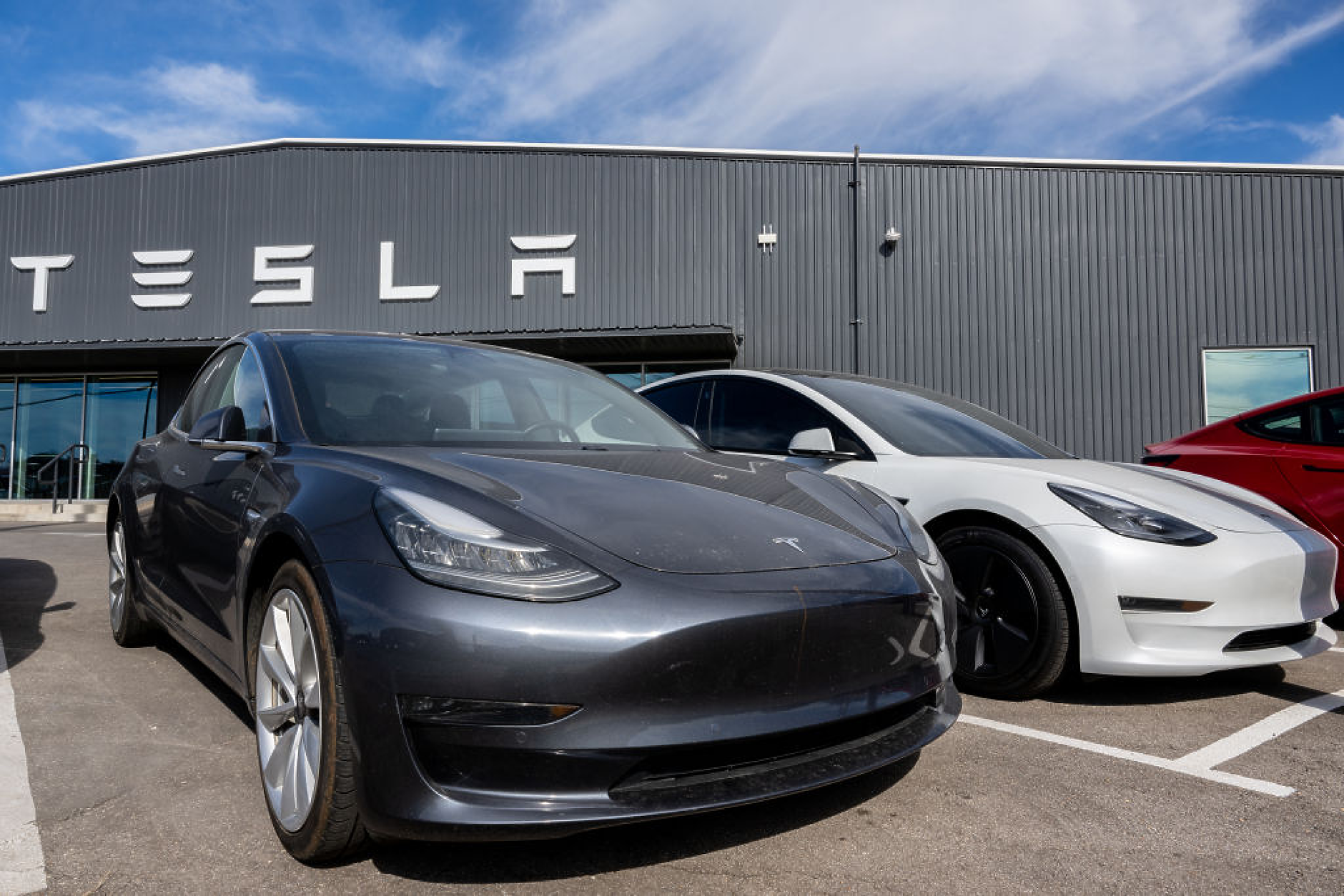 Tesla сваля цените в Китай, Германия и други основни пазари