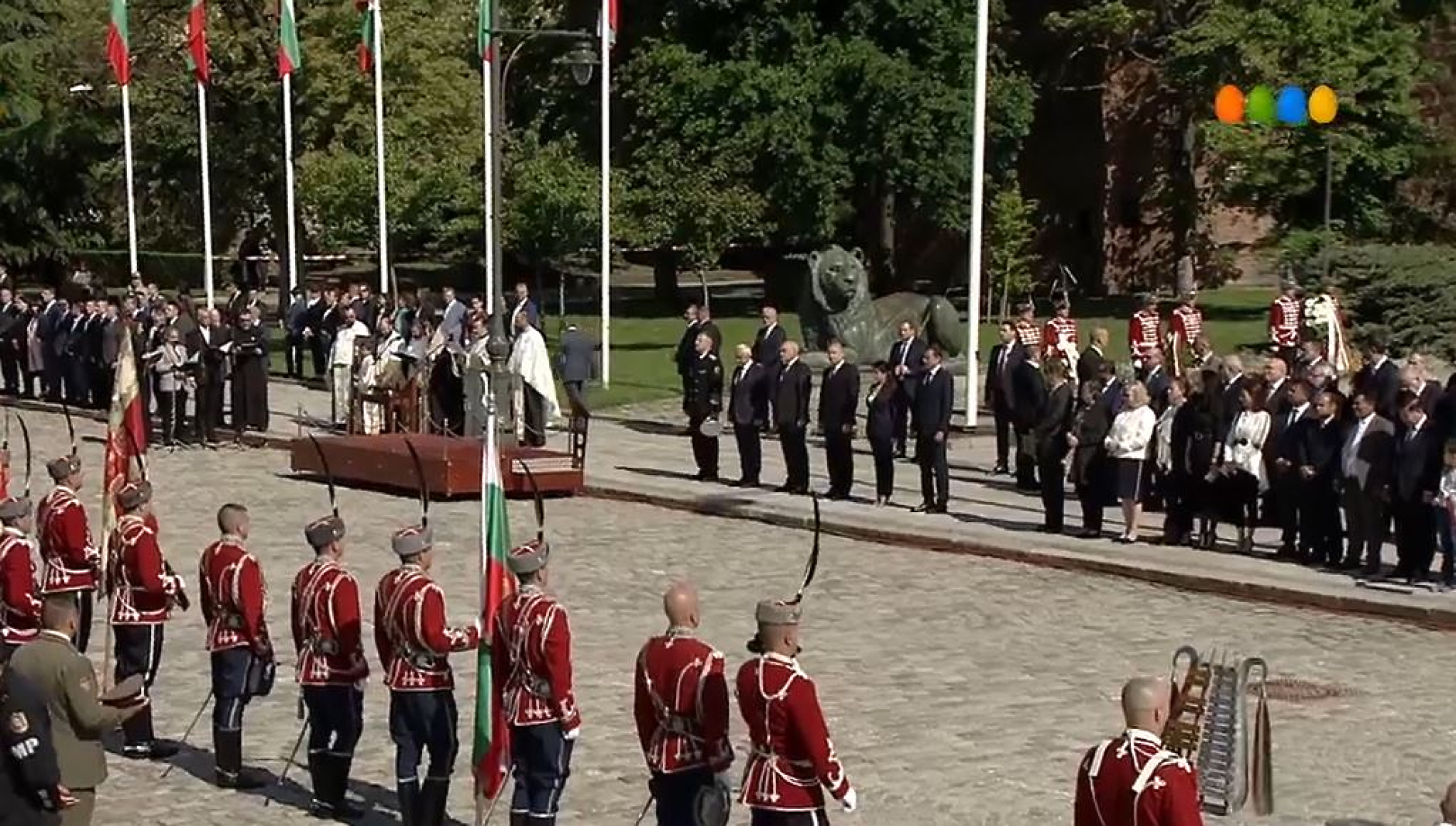 Тържествен водосвет на бойните знамена беше отслужен по повод 6 май 