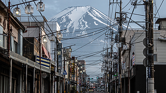 Град до Токио блокира гледката към планината Фуджи заради наплив от туристи