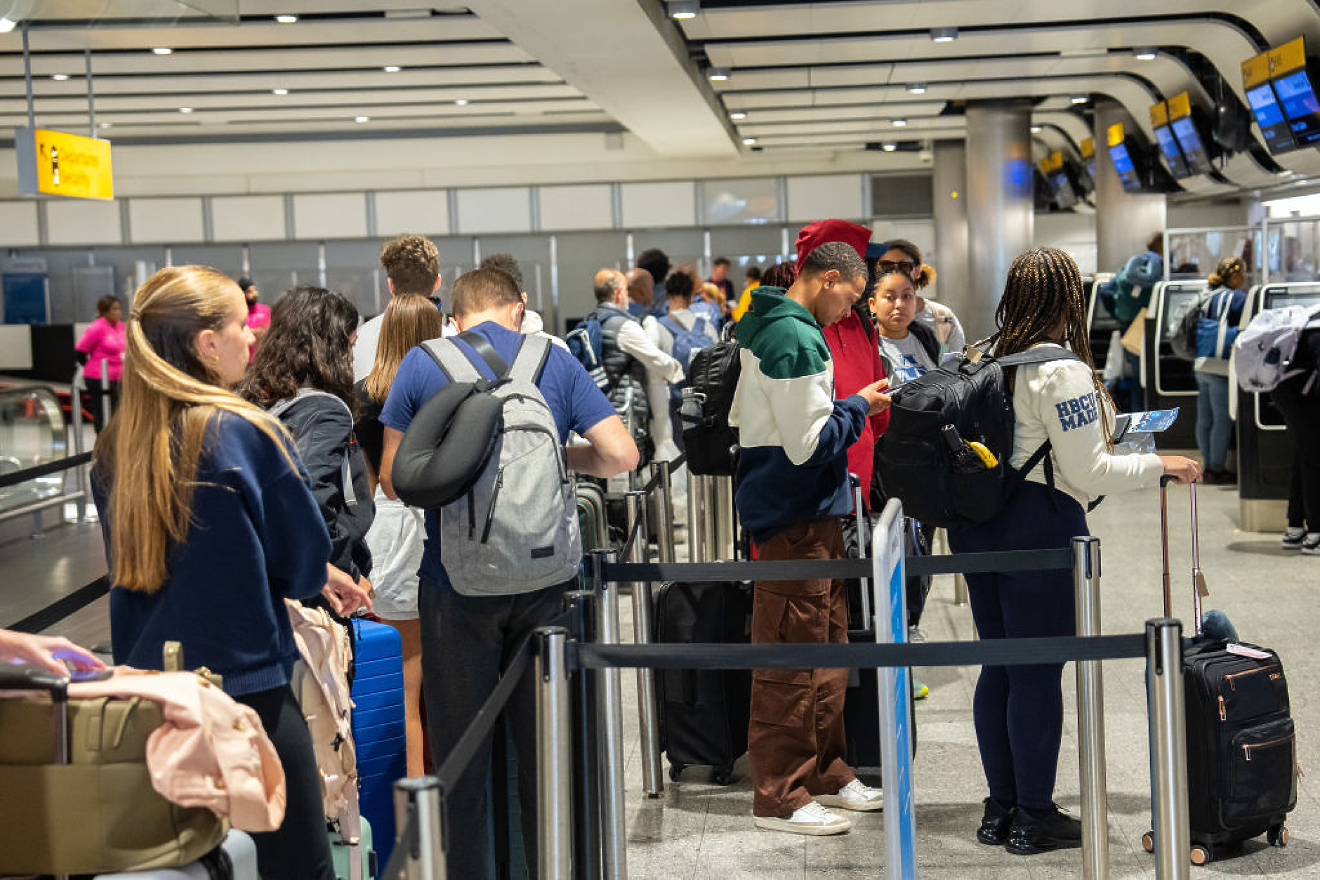 Хаос на британските летища заради проблеми при паспортния контрол