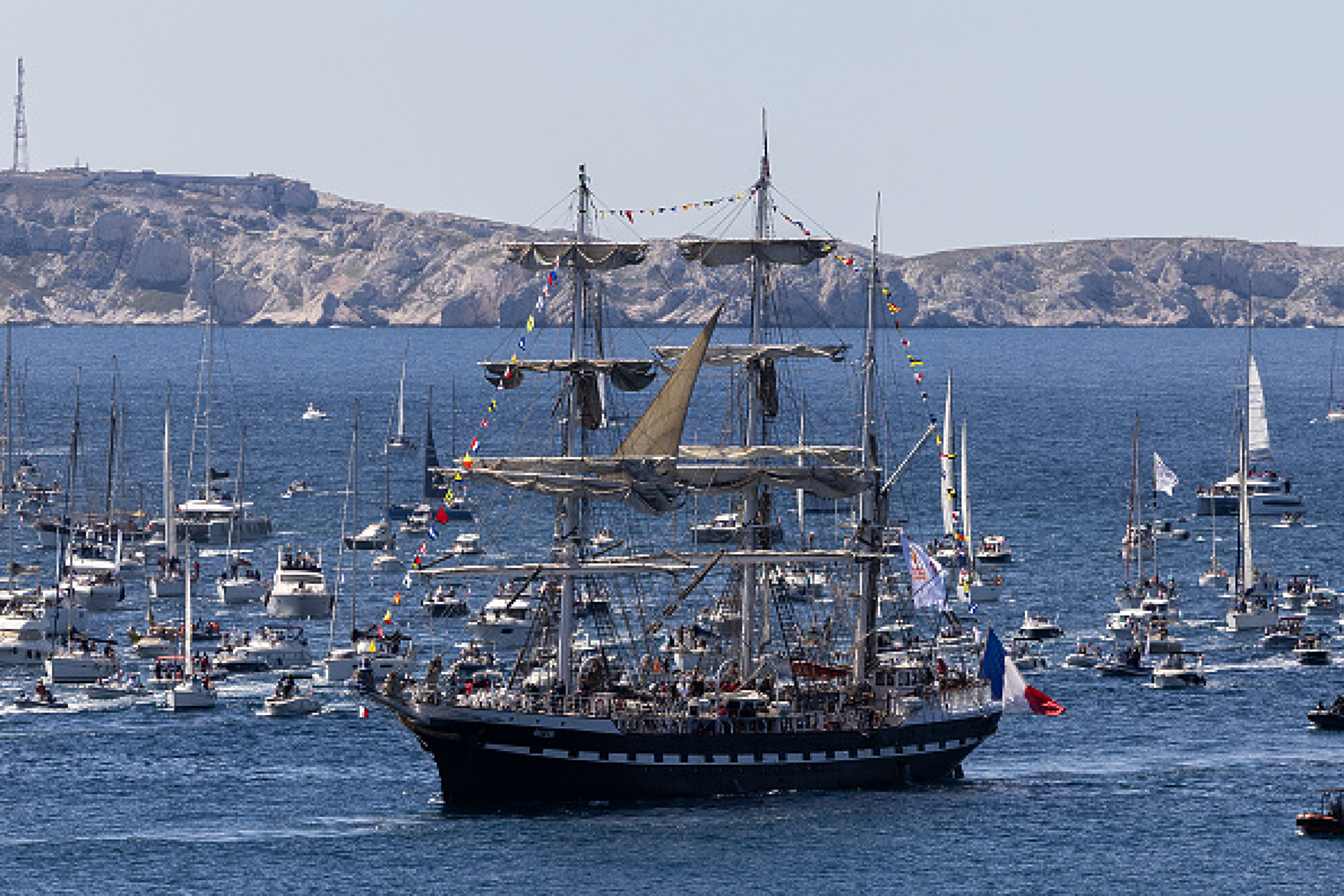"Белем" навлиза в пристанището на Марсилия, съпровождан от флотилия. Снимка: Getty Images