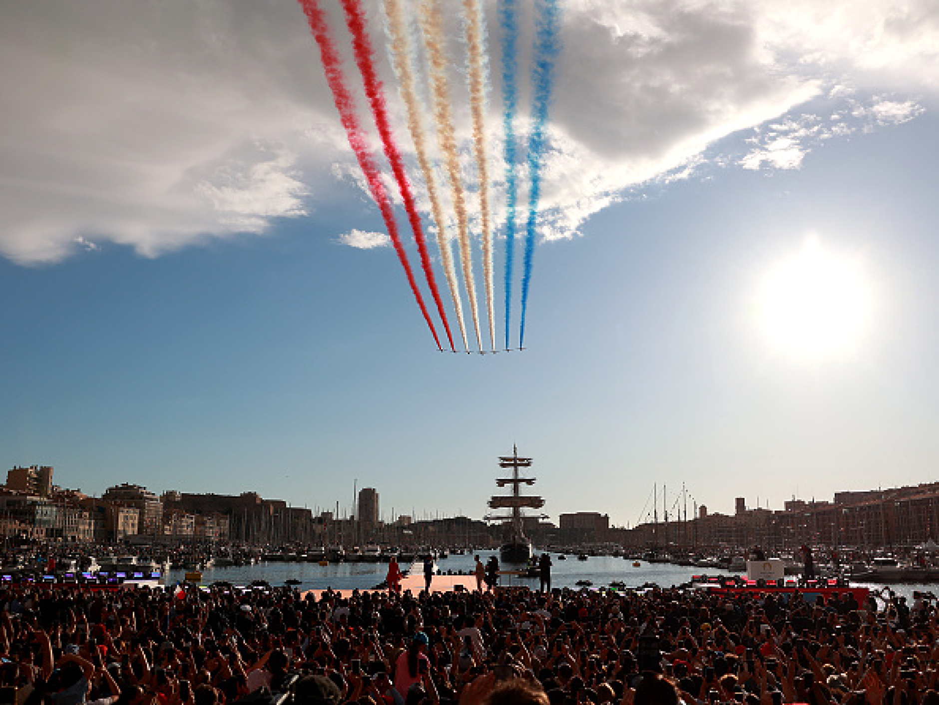 Самолети на френските ВВС посрещат кораба с олимпийския огън, рисувайки цветовете на френското знаме и олимпийски кръгове в небето. Снимка: Getty Images