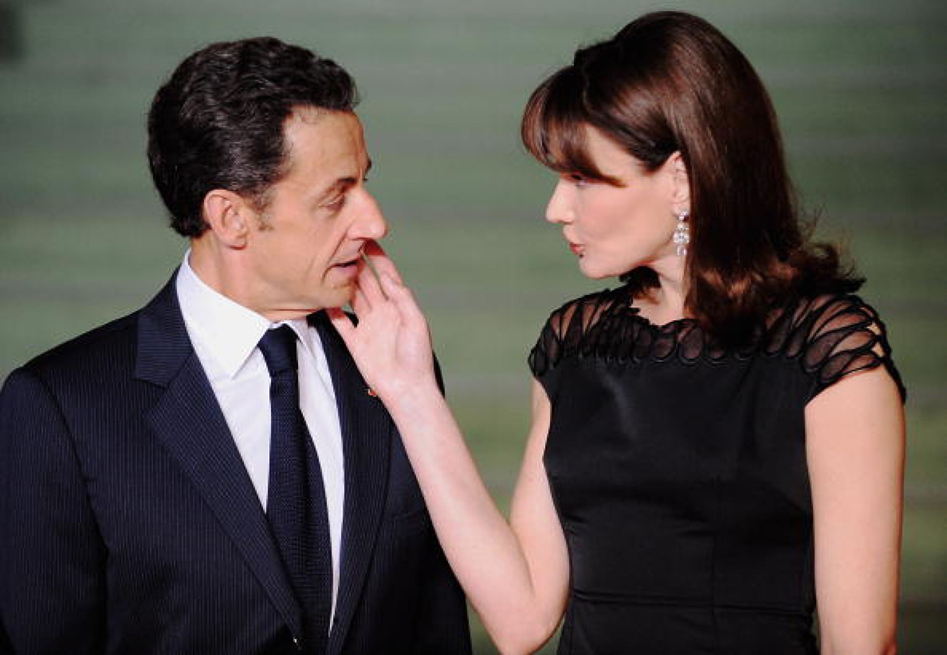 Певицата Карла Бруни на разпит за либийската афера с парите за кампанията на съпруга ѝ Никола Саркози 