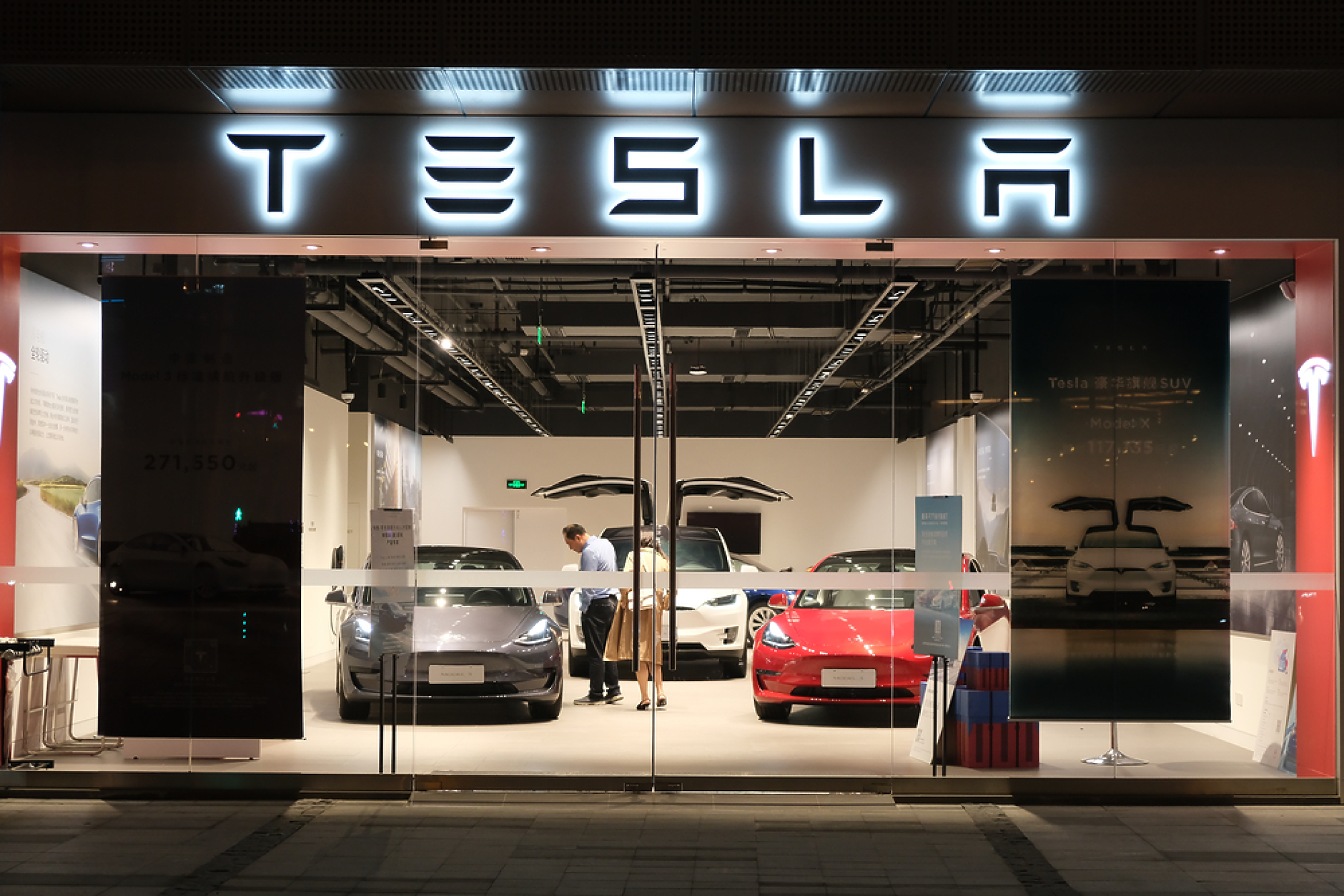 Tesla регистрира двуцифрени спадове на продажбите на електромобили, произведени в Китай