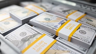 Американският долар представлява повече от 80 от търговските транзакции и 60
