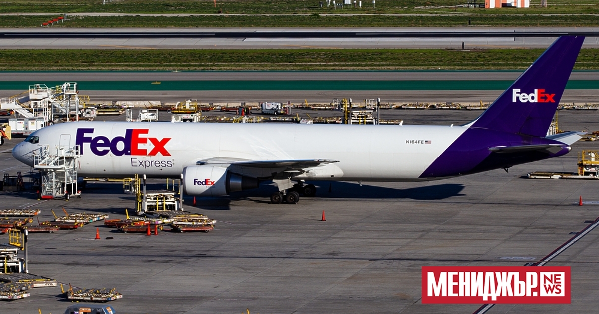 Пътнически самолет със 190 души на борда се приземи по