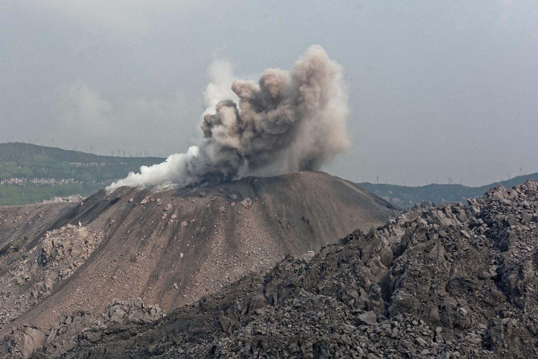 Вулканът Ибу в източна Индонезия изригна