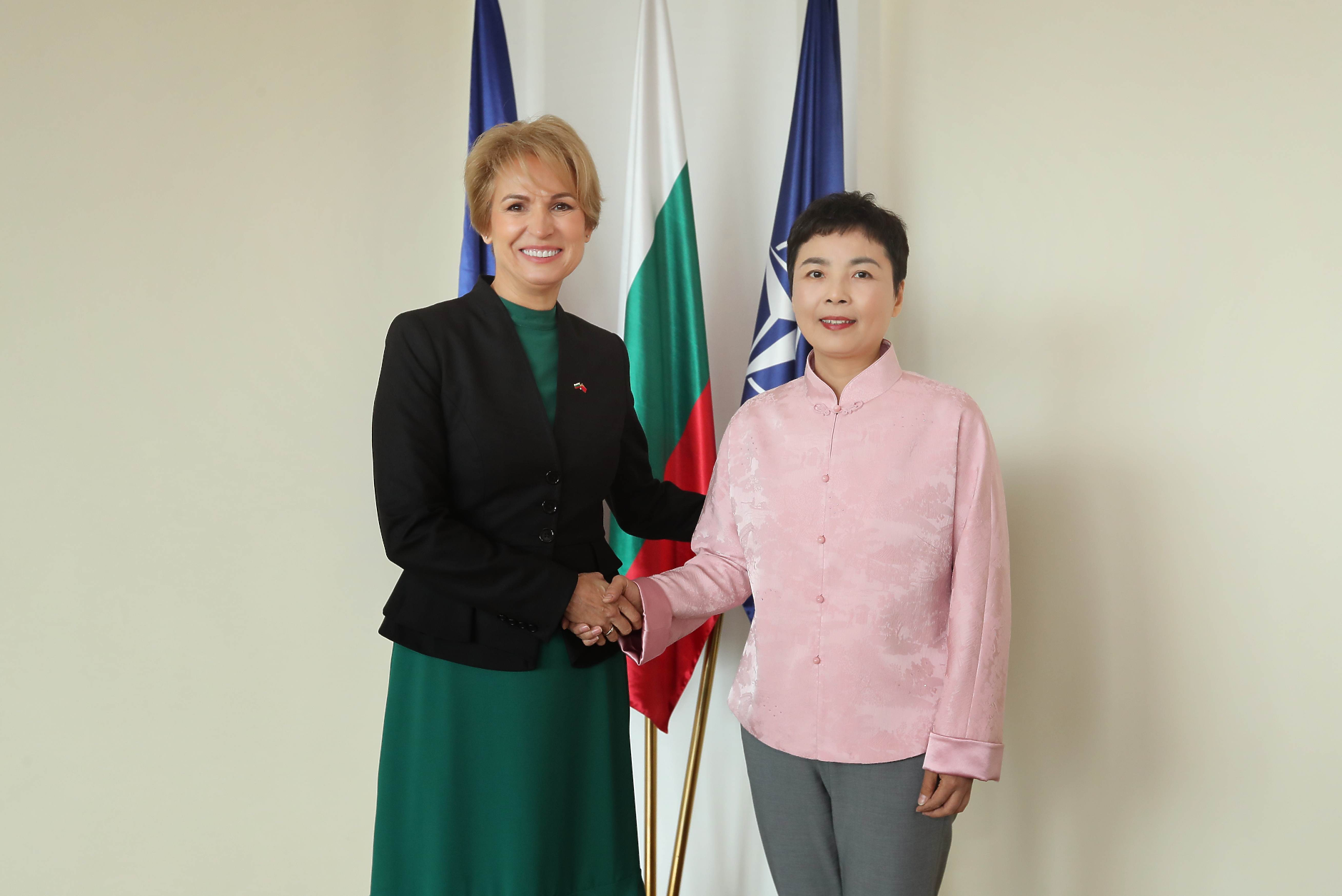 Китай изпрати за първи път дама за посланик в България