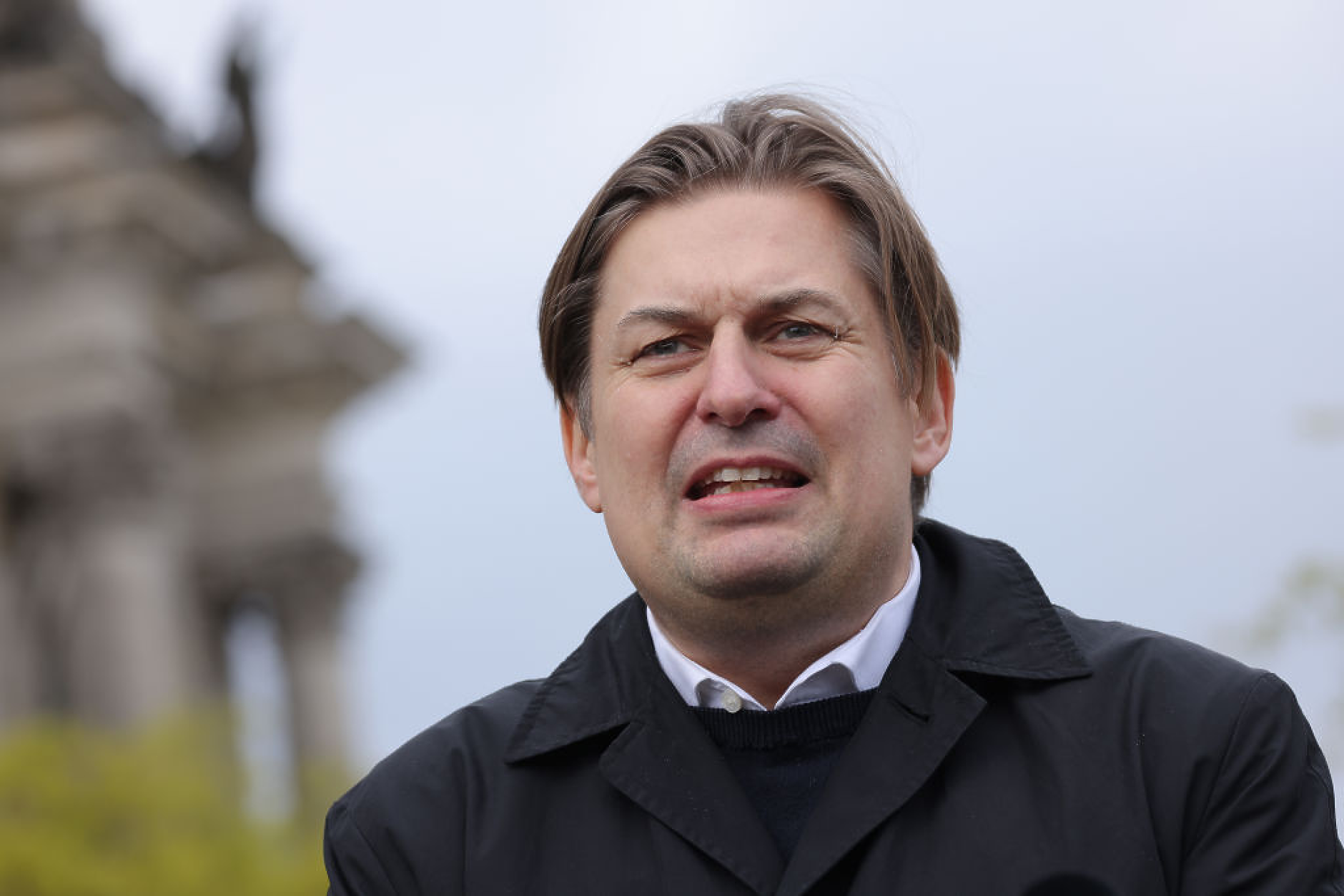 Водачът на евролистата на „Алтернатива за Германия“ скара партията с „Национален сбор“ на Льо Пен