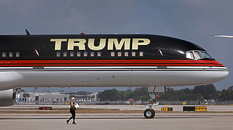 Крилото на самолета  собственост на бившия президент на САЩ Доналд Тръмп