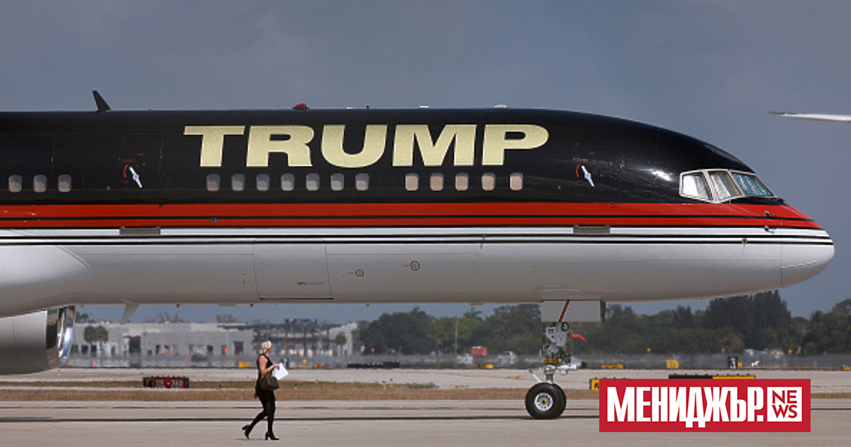 Крилото на самолета  собственост на бившия президент на САЩ Доналд Тръмп,