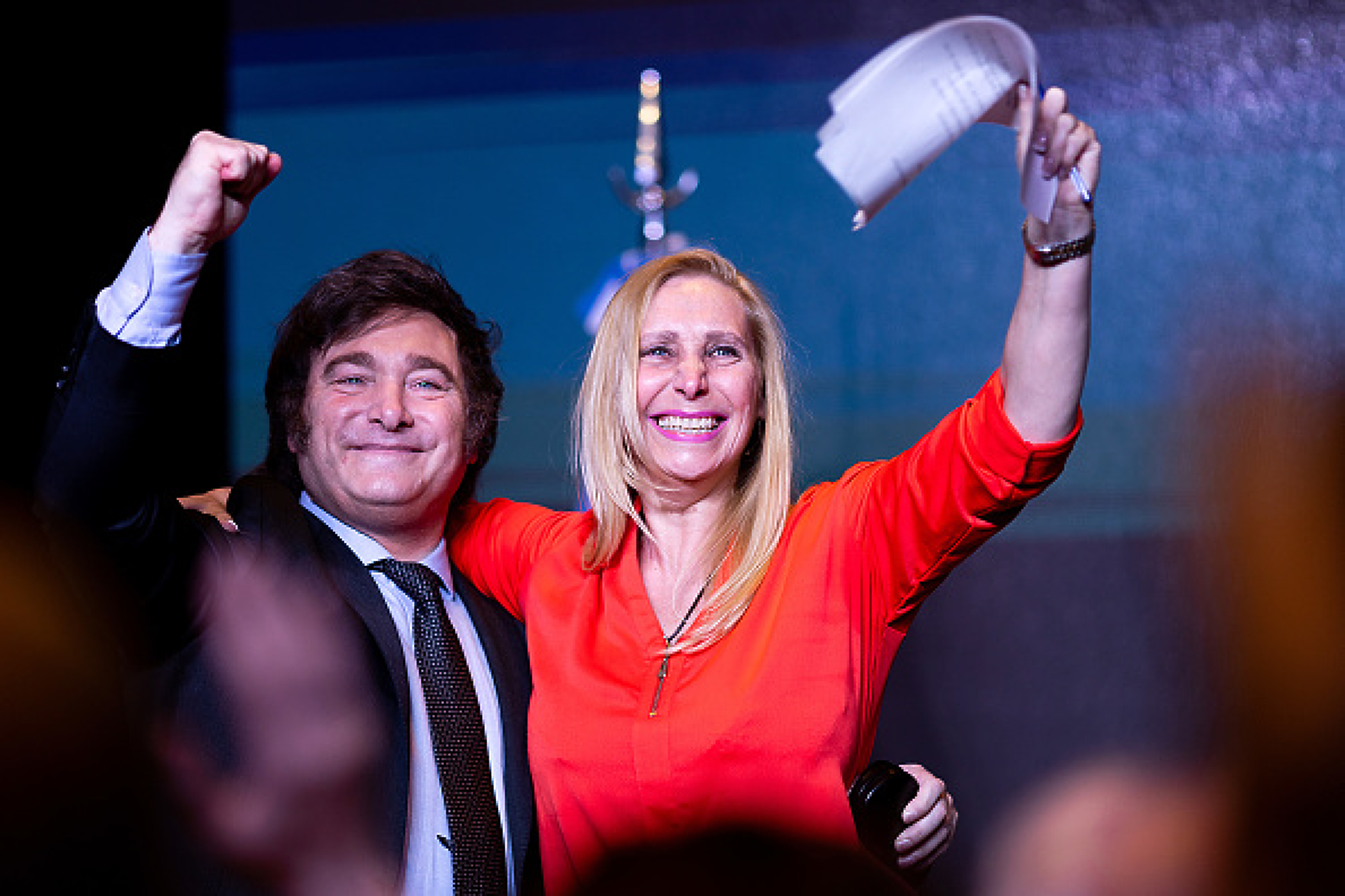 Президентът на Аржентина Милей пя в концертна зала за представяне на книгата си