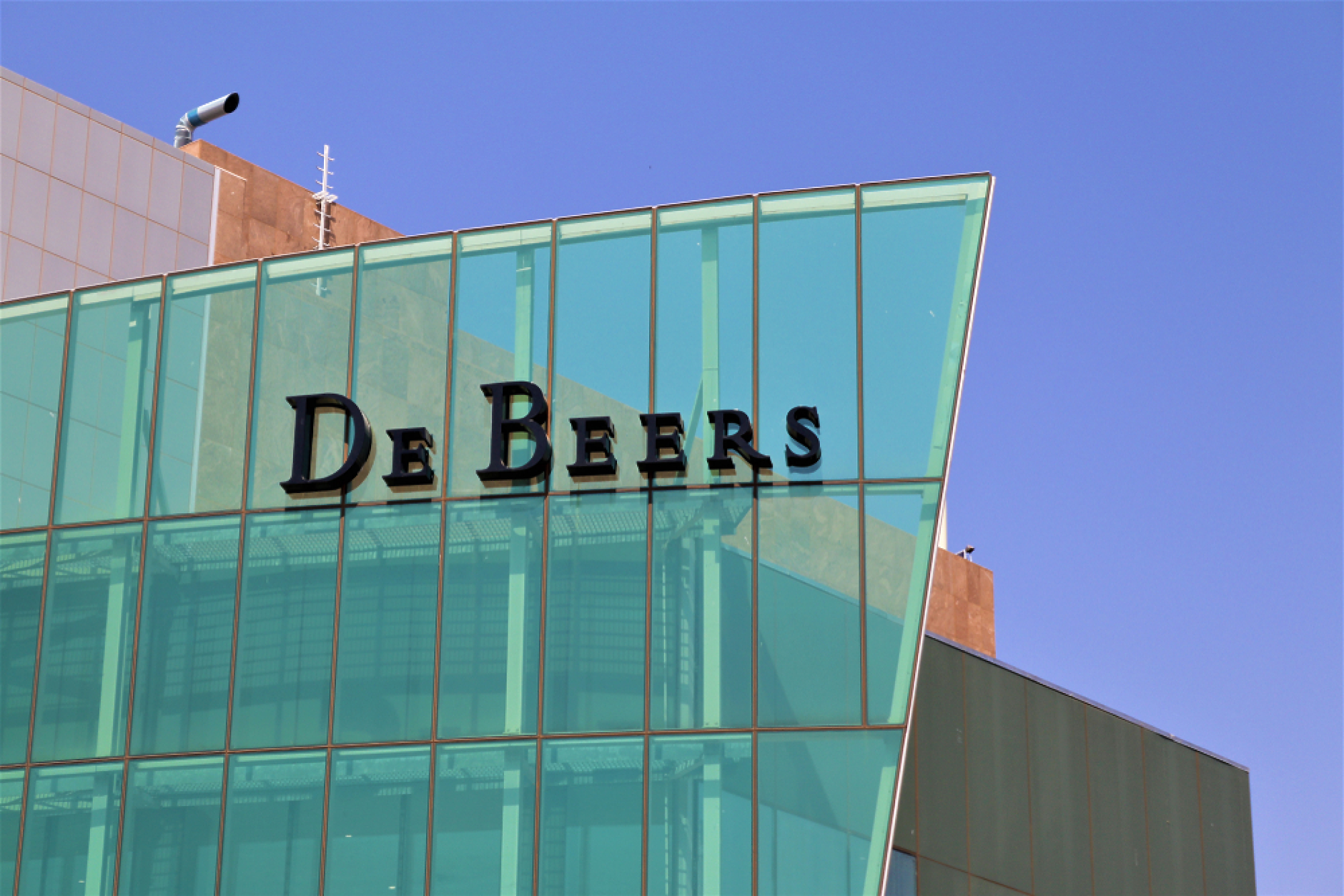 Пазарният лидер De Beers отчете значителен спад в продажбите на необработени диаманти