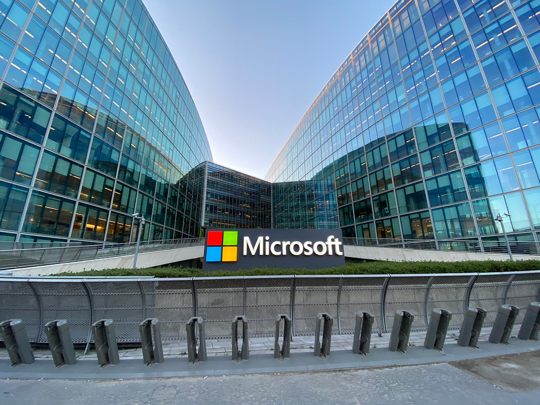 Британски  регулатор проверява как изкуственият интелект на Microsoft прави криптирани снимки 
