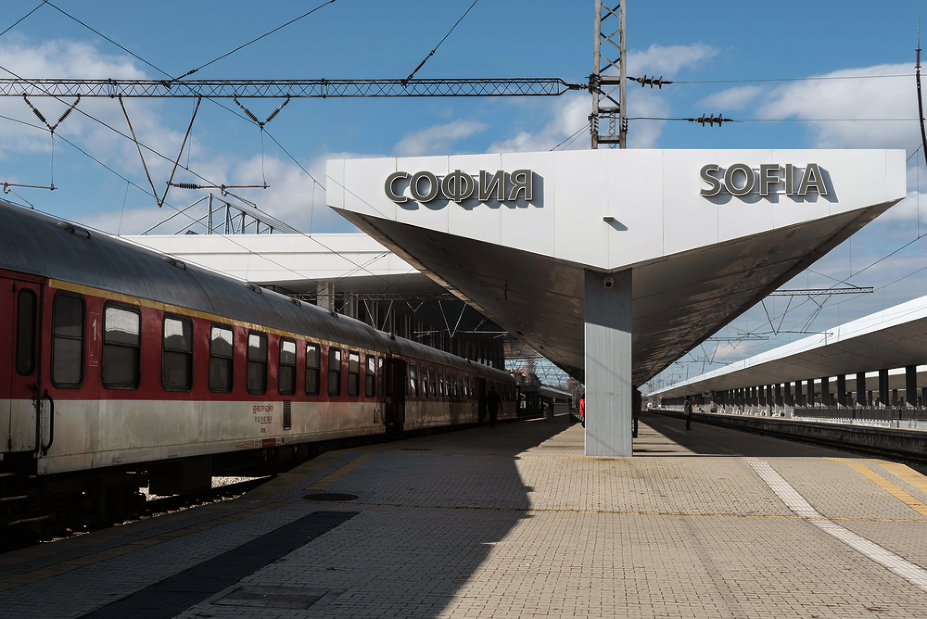 Два влака се удариха челно на Централна гара, леко са пострадали 2 жени