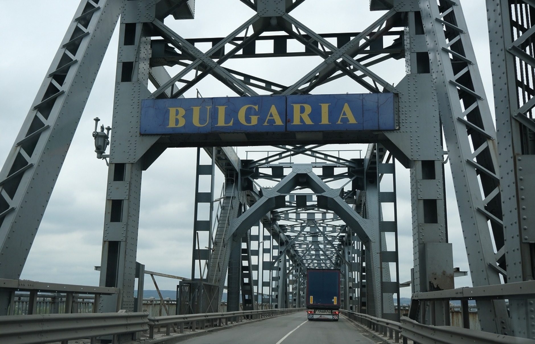 Поне две години ще ремонтират Дунав мост при Русе