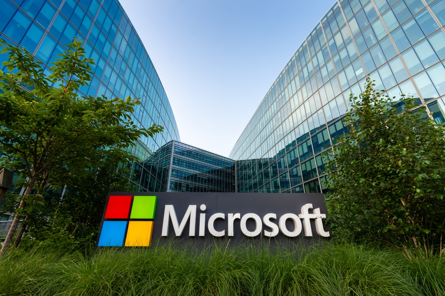  Microsoft  и  Mistral избегнаха  разследване за сливане от британски регулатор