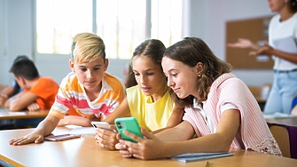 В Гърция забраниха децата в гимназиите да ползват мобилни телефони