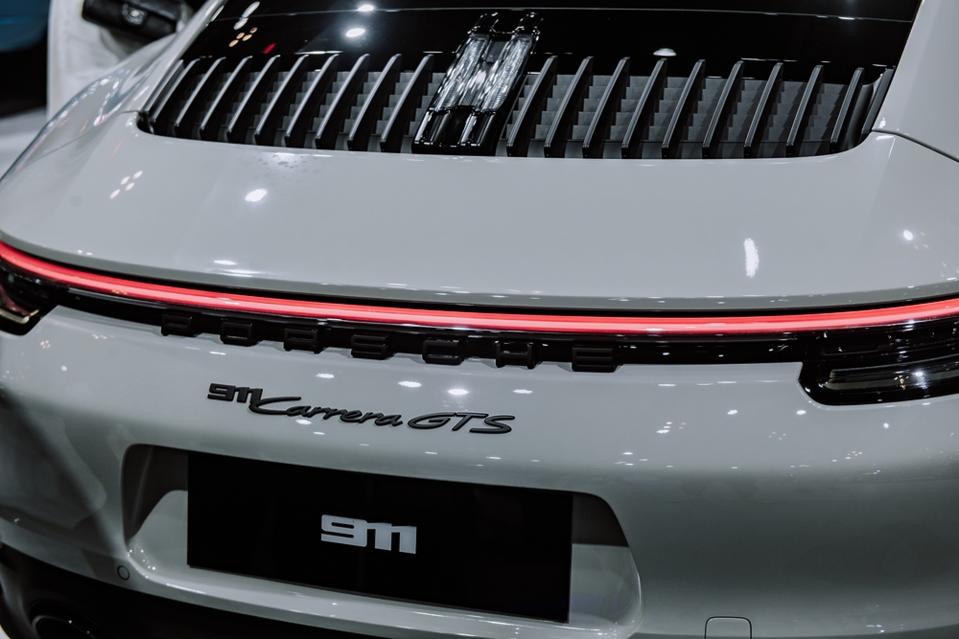 Porsche  представи първия хибрид на легендарния  модел 911 Carrera GTS 