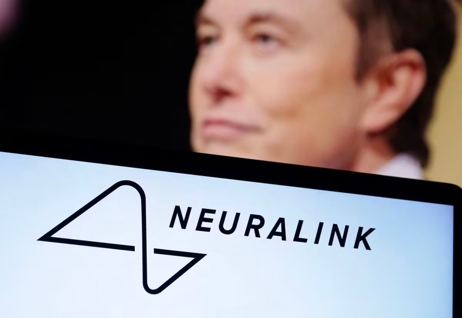 Компанията Neuralink на Мъск получи разрешение за второ имплантиране на чип в човешки мозък